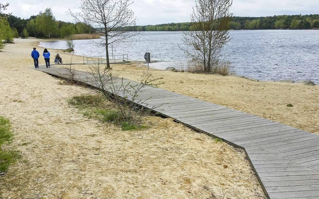 Mit dem Rolli an den Strand - am Senftenberger See kein Problem. 