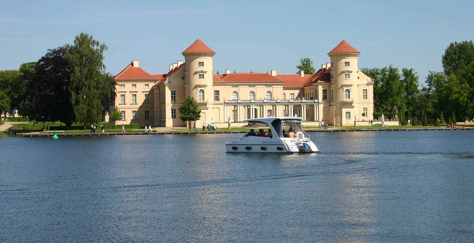 Motorboot vor Schloss Rheinsberg,
        
    

        Picture: Tourismusverband Ruppiner Seenland e.V./Judith Kerrmann