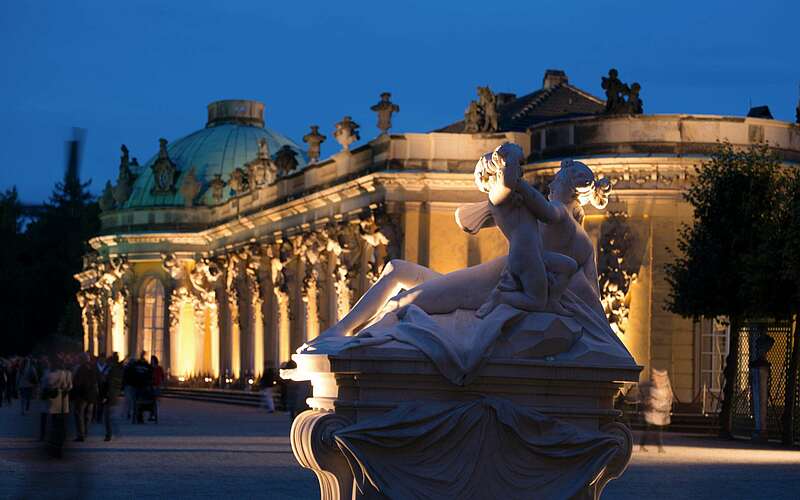 



        
            Schloss Sanssouci während der Potsdamer Schlössernacht,
        
    

        Foto: TMB-Fotoarchiv/SPSG/Leo Seidel
    