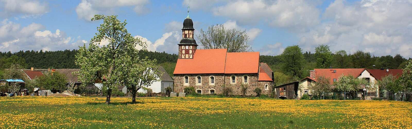 Blick auf die Dorfkirche Raben