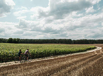 Radtour durch weite Landschaft