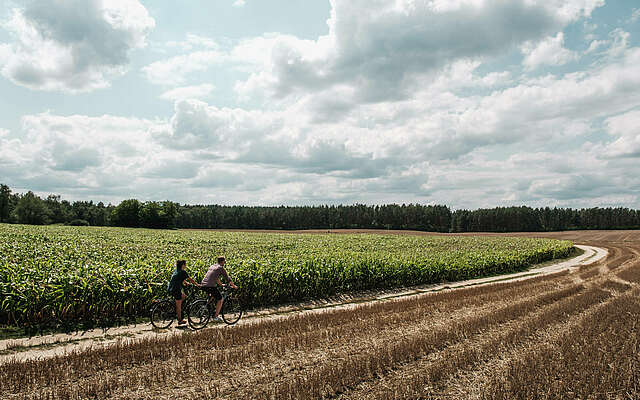 Radtour durch weite Landschaft