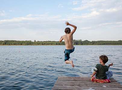 Sprung in den See im Strandbad Kallinchen