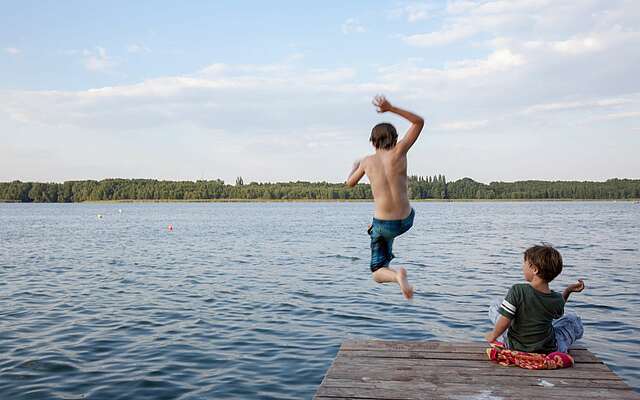 Sprung in den See im Strandbad Kallinchen