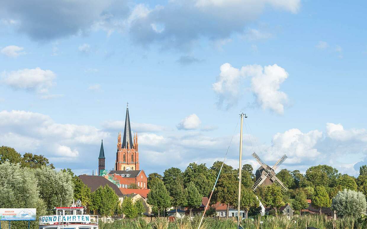 Blick auf die Werderaner Altstadt am Wasser