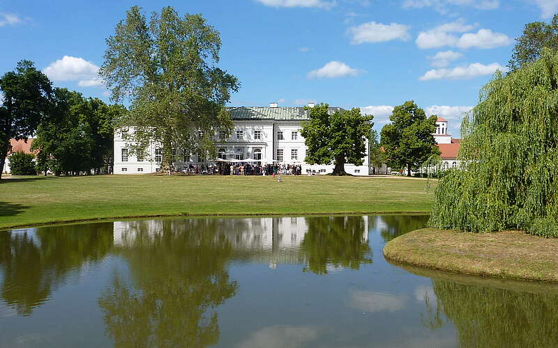 



        
            Hochzeitsfeier vor dem Schloss Neuhardenberg,
        
    

        Picture: TMB-Fotoarchiv/Roland Keusch
    