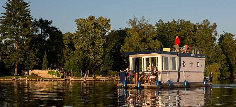 A Houseboat Tour without Barriers