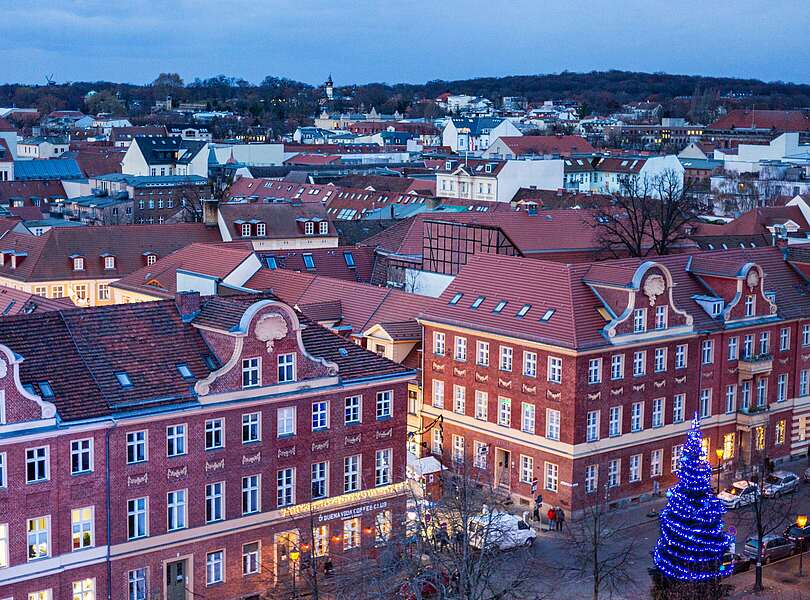 Blick über Weihnachtsmarkt Potsdam