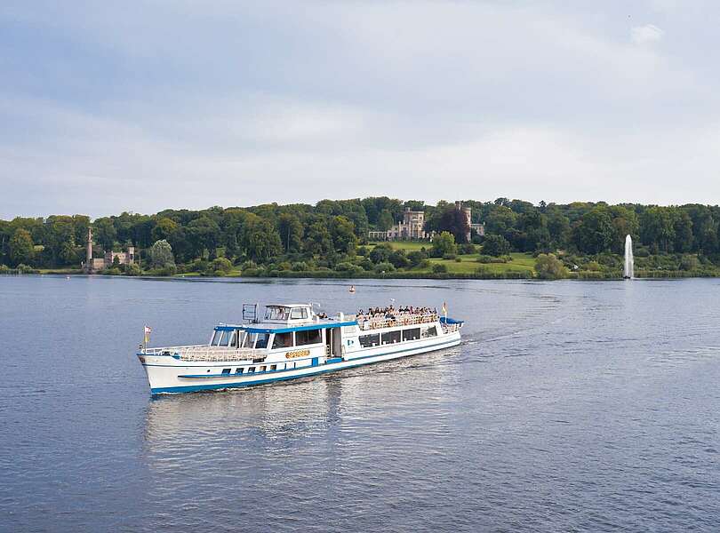 Ausflugsschiff vor dem Park Babelsberg