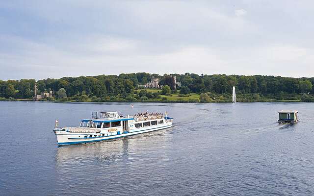 Ausflugsschiff vor dem Park Babelsberg