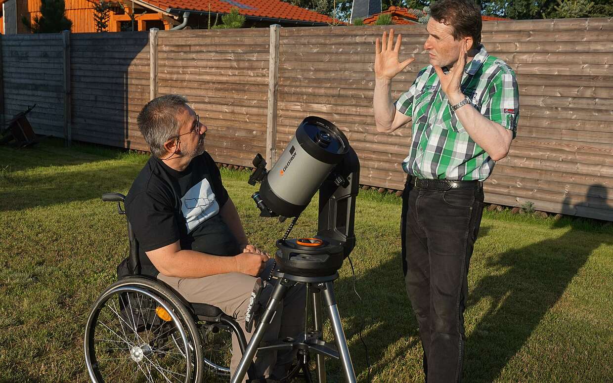 Rollifahrer bei Sternebeobachtung