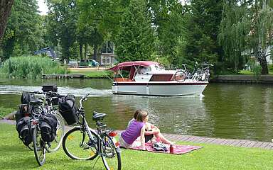 Radler und Boot an der Dahme