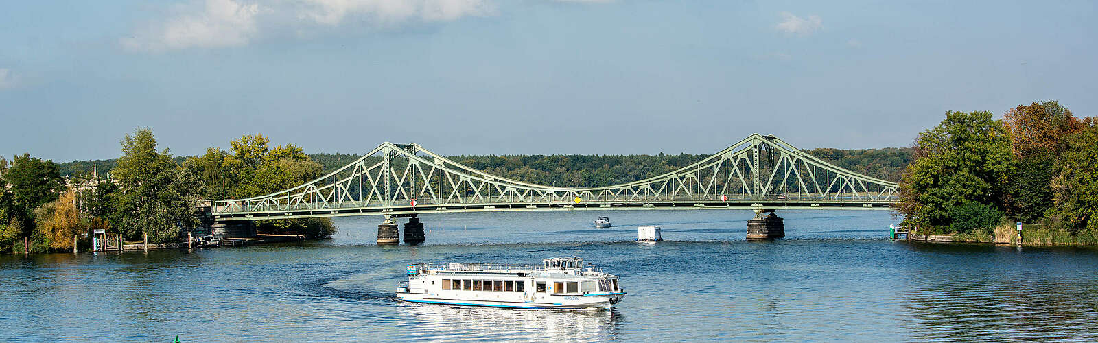 Schiff der Weissen Flotte vor Glienicker Brücke ,
        
    

        Picture: TMB-Fotoarchiv/Steffen Lehmann