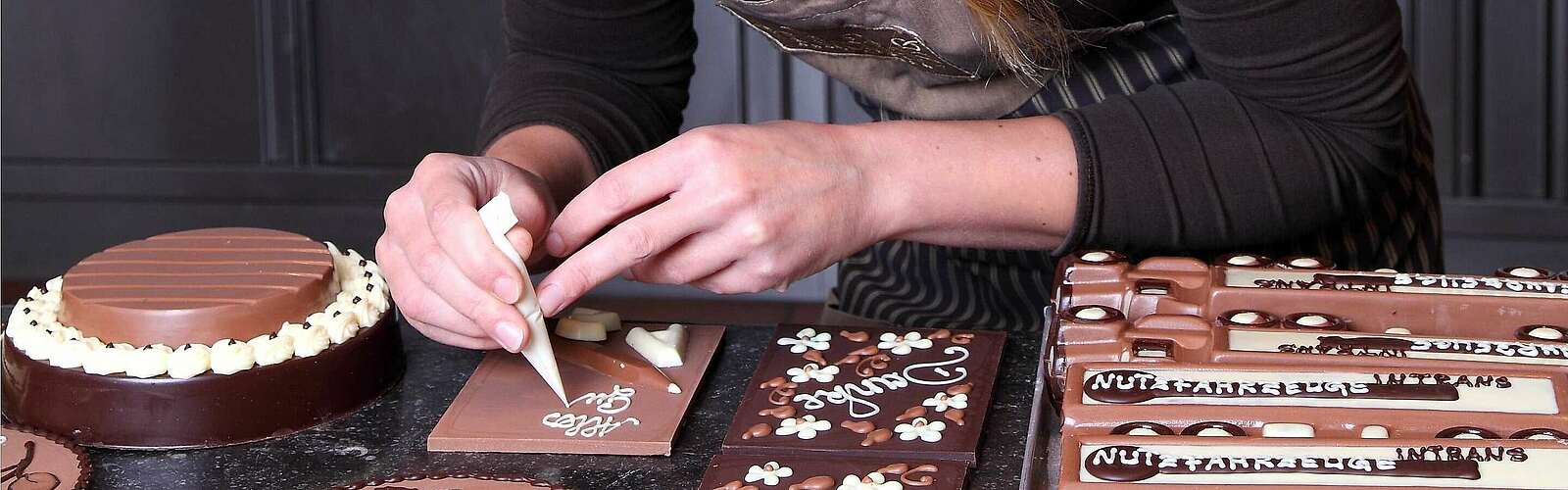 Die Verzierung der hauseigenen Schokoladen,
            
        
                Picture: Confiserie Felicitas/Kein Urheber bekannt