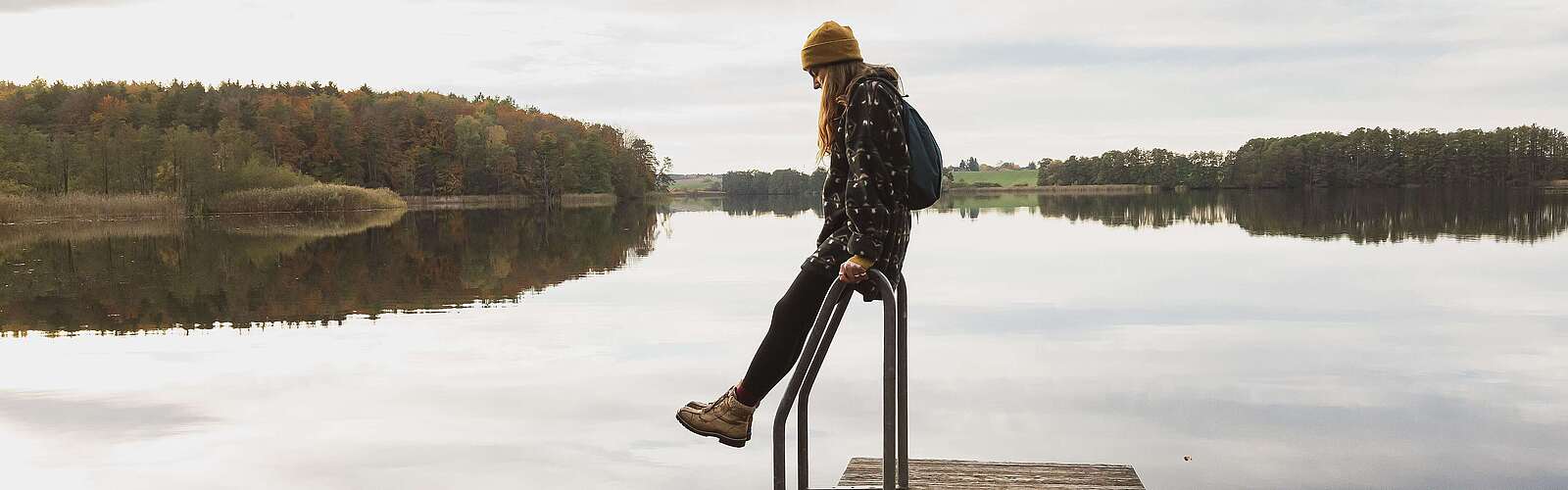 Frau auf Steg am Schumellensee
