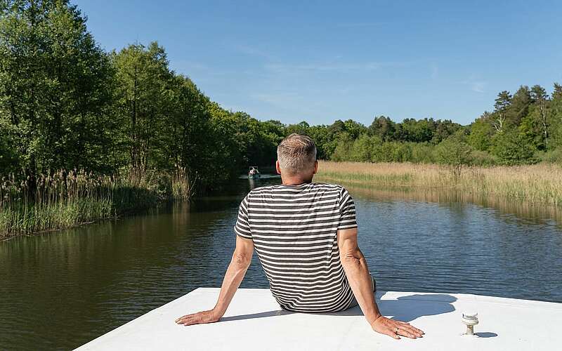 



    
        
                Mann auf einem Hausboot,
            
        
                Picture: Resort Mark Brandenburg/Resort Mark Brandenburg
            
    
