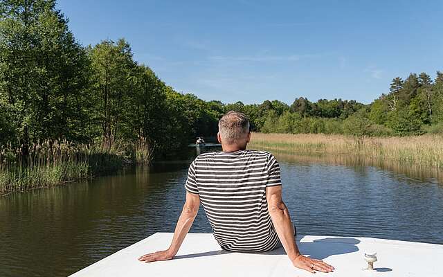 Mann auf einem Hausboot