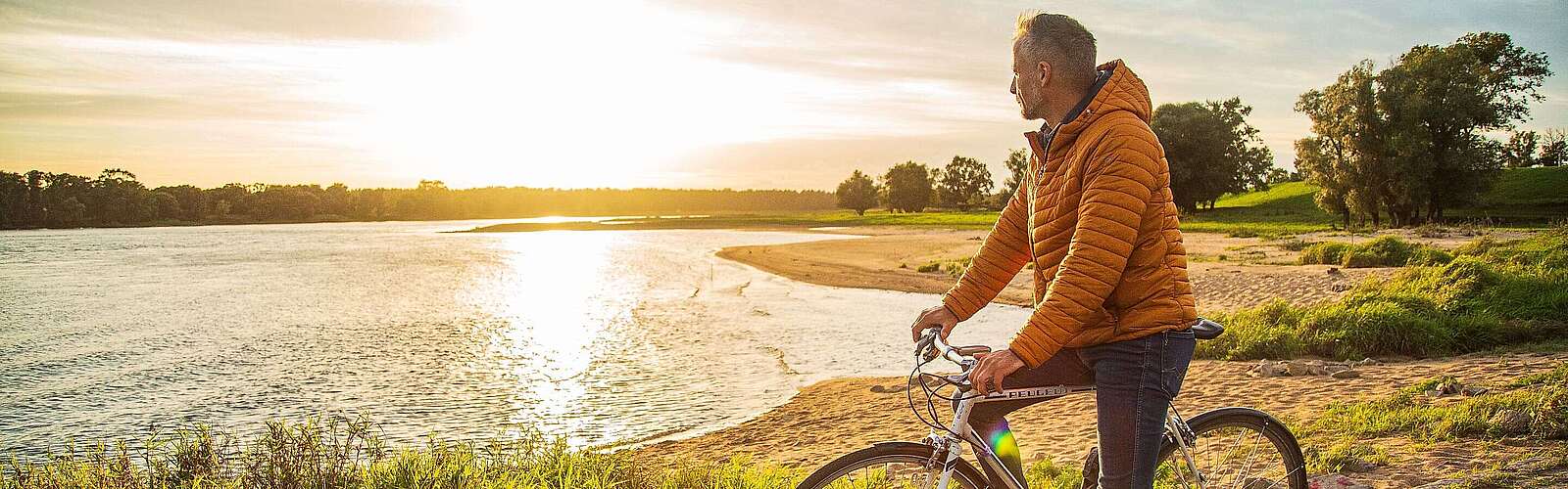 Radfahrer an der Elbe