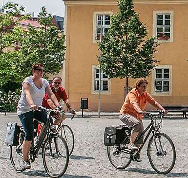 Radfahrer auf dem Marktplatz in Bad Liebenwerda