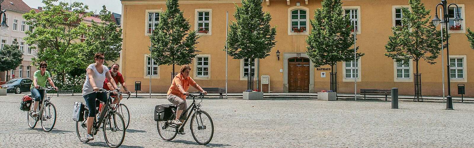 Radfahrer auf dem Marktplatz in Bad Liebenwerda,
            
        
                Picture: TMB Tourismus-Marketing Brandenburg GmbH/Steffen Lehmann