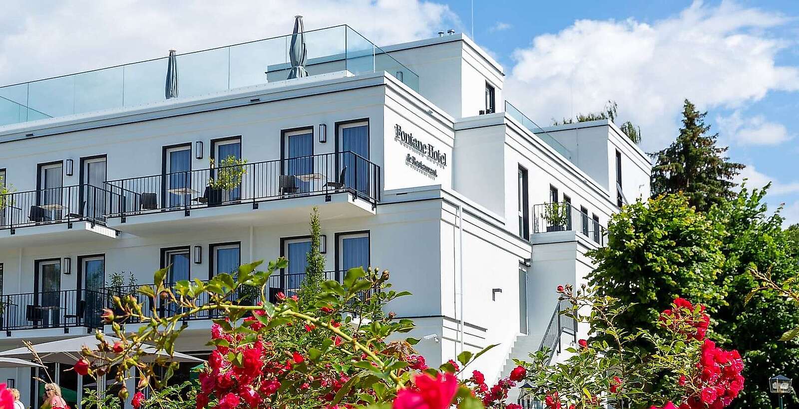 Fontane Hotel mit Rosenhecke