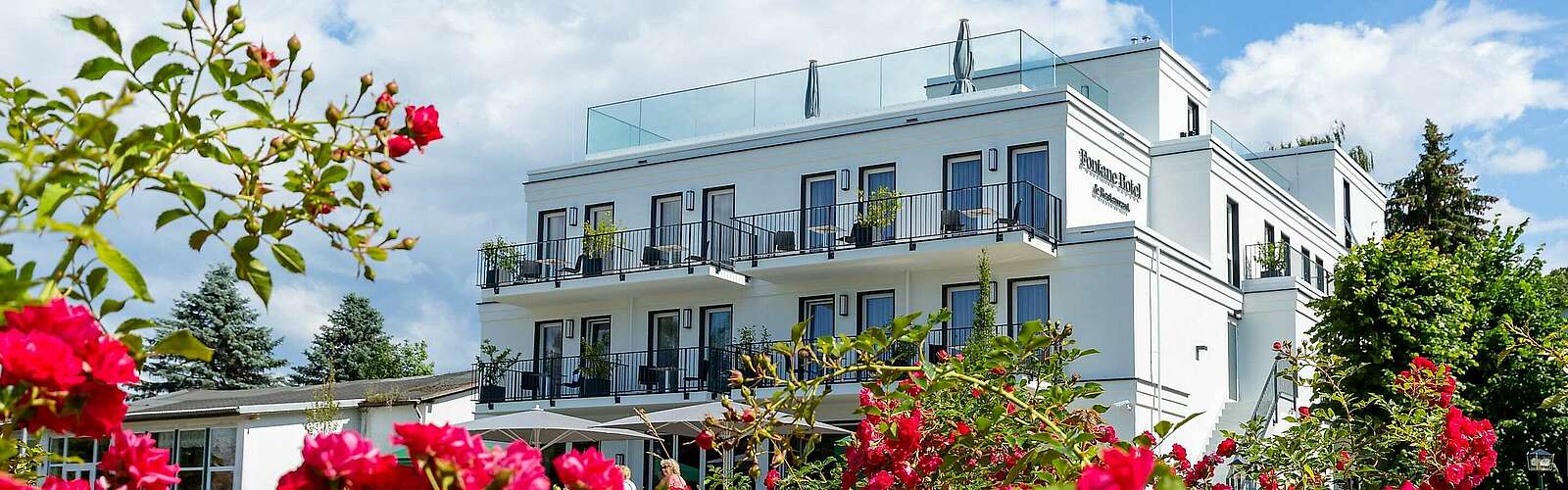 Fontane Hotel mit Rosenhecke,
            
        
                Picture: TMB Tourismus-Marketing Brandenburg GmbH/Steffen Lehmann