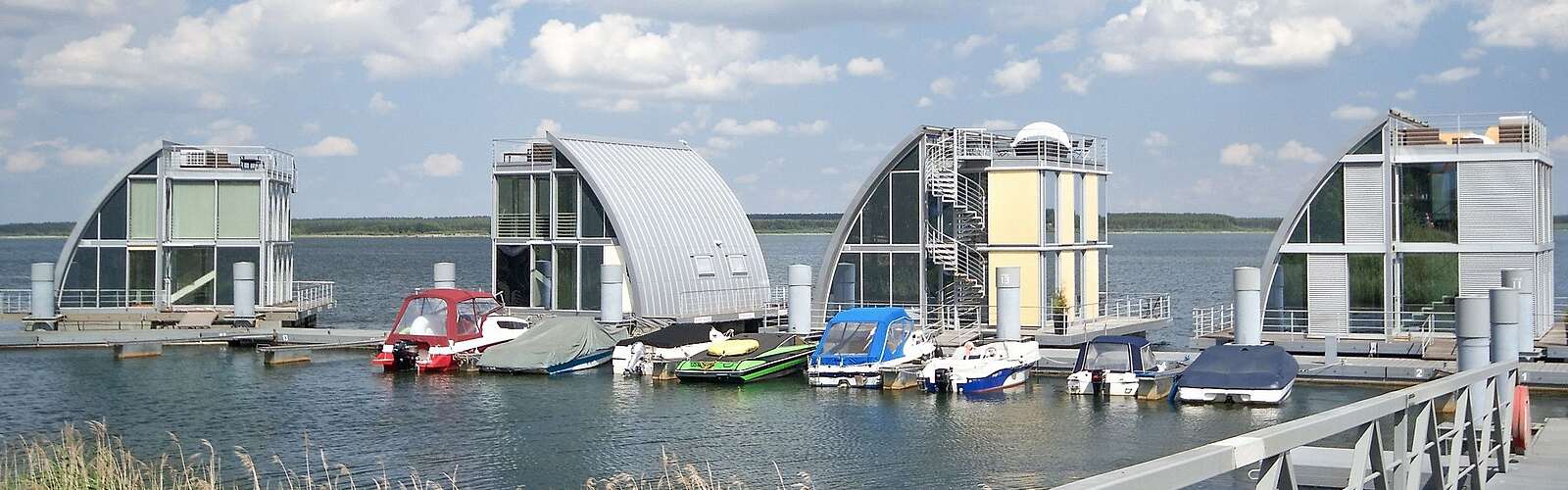 Schwimmende Ferienhäuser am Geierswalder See