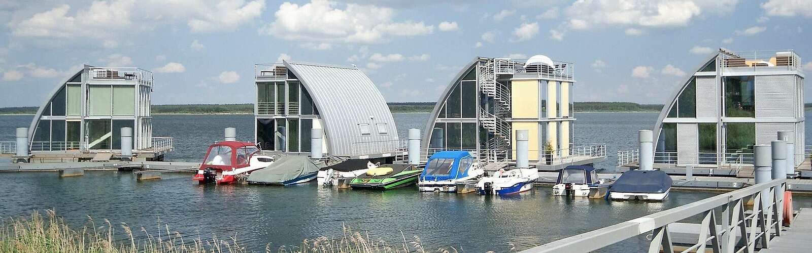 Schwimmende Ferienhäuser am Geierswalder See