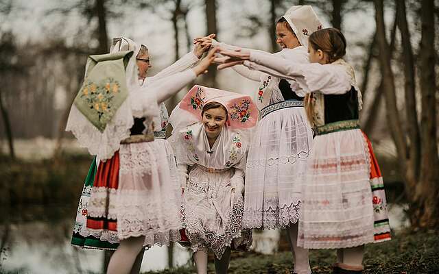 Frauen tanzen in sorbischer Tracht