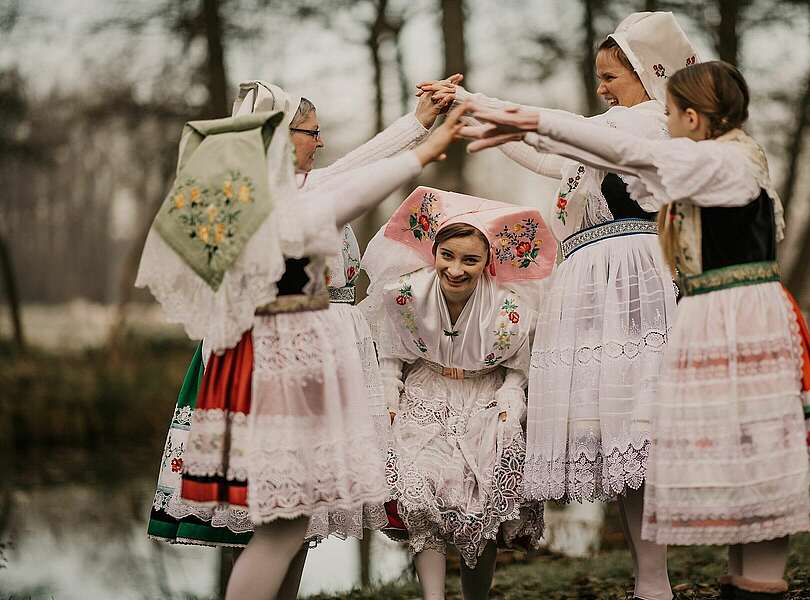 Frauen tanzen in sorbischer Tracht