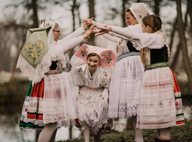 Frauen tanzen in sorbischer Tracht