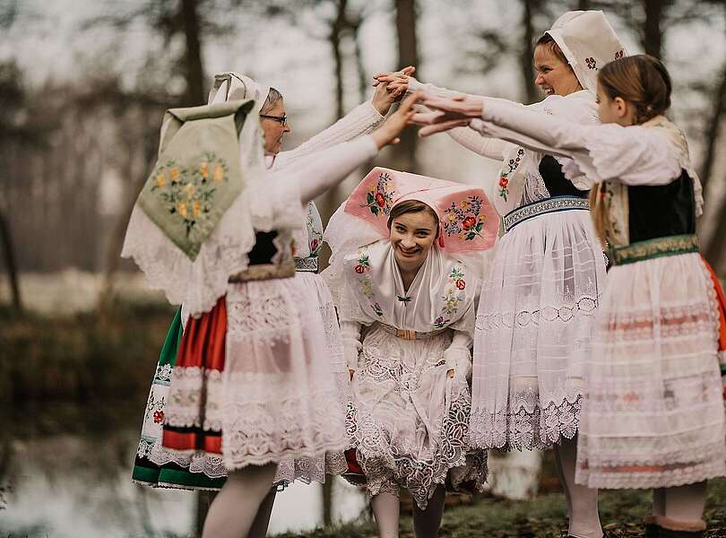 Frauen tanzen in sorbischer Tracht