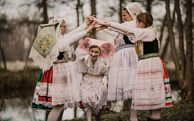 Frauen tanzen in sorbischer Tracht