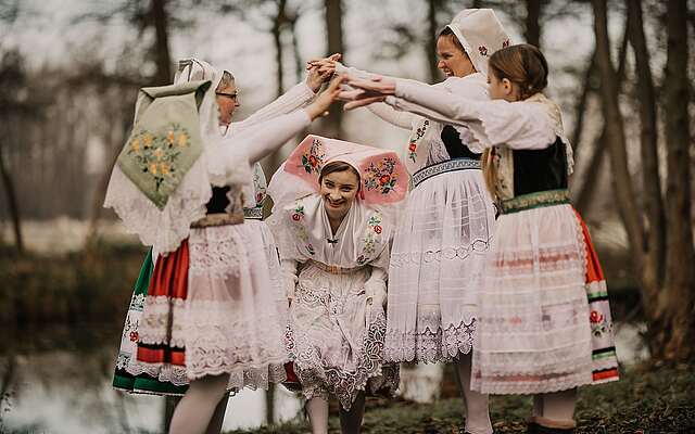 Frauen tanzen in sorbischer Tracht