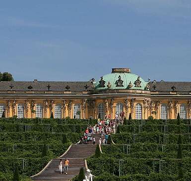 Schloss Sanssouci mit Weinbergterrassen