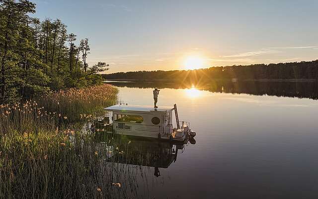 Hausboot im Sonnenuntergang