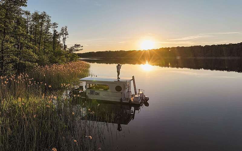 Hausboot im Sonnenuntergang