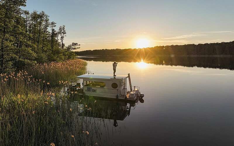



    
        
                Hausboot im Sonnenuntergang,
            
        
                Picture: Resort Mark Brandenburg/Resort Mark Brandenburg
            
    
