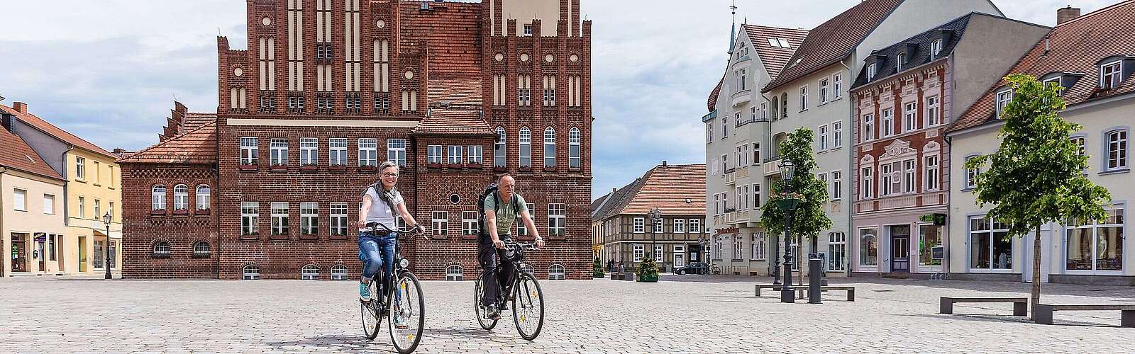 Radfahrer auf dem Marktplatz in Wittstock/Dosse