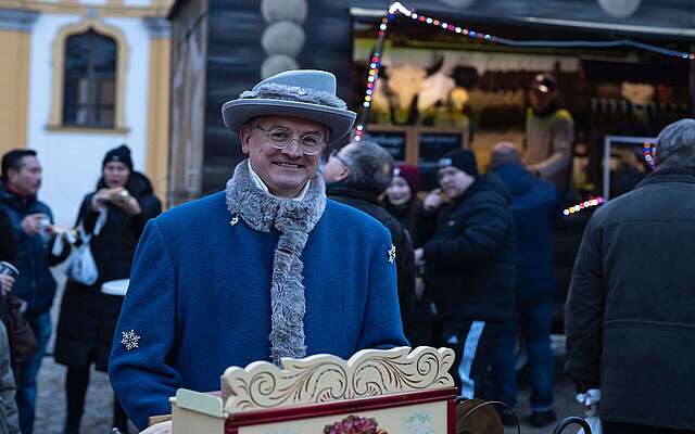 Leierkastenspieler auf dem Weihnachtsmarkt Neuzelle