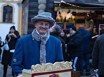 Leierkastenspieler auf dem Weihnachtsmarkt Neuzelle