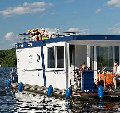 Travelling by houseboat