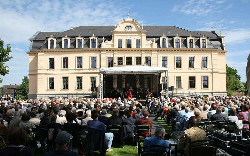 



    
        
                Open Air Konzert vor dem Schloss Ribbeck,
            
        
                Picture: Havelländische Musikfestspiele gGmbH/Timo Fox
            
    
