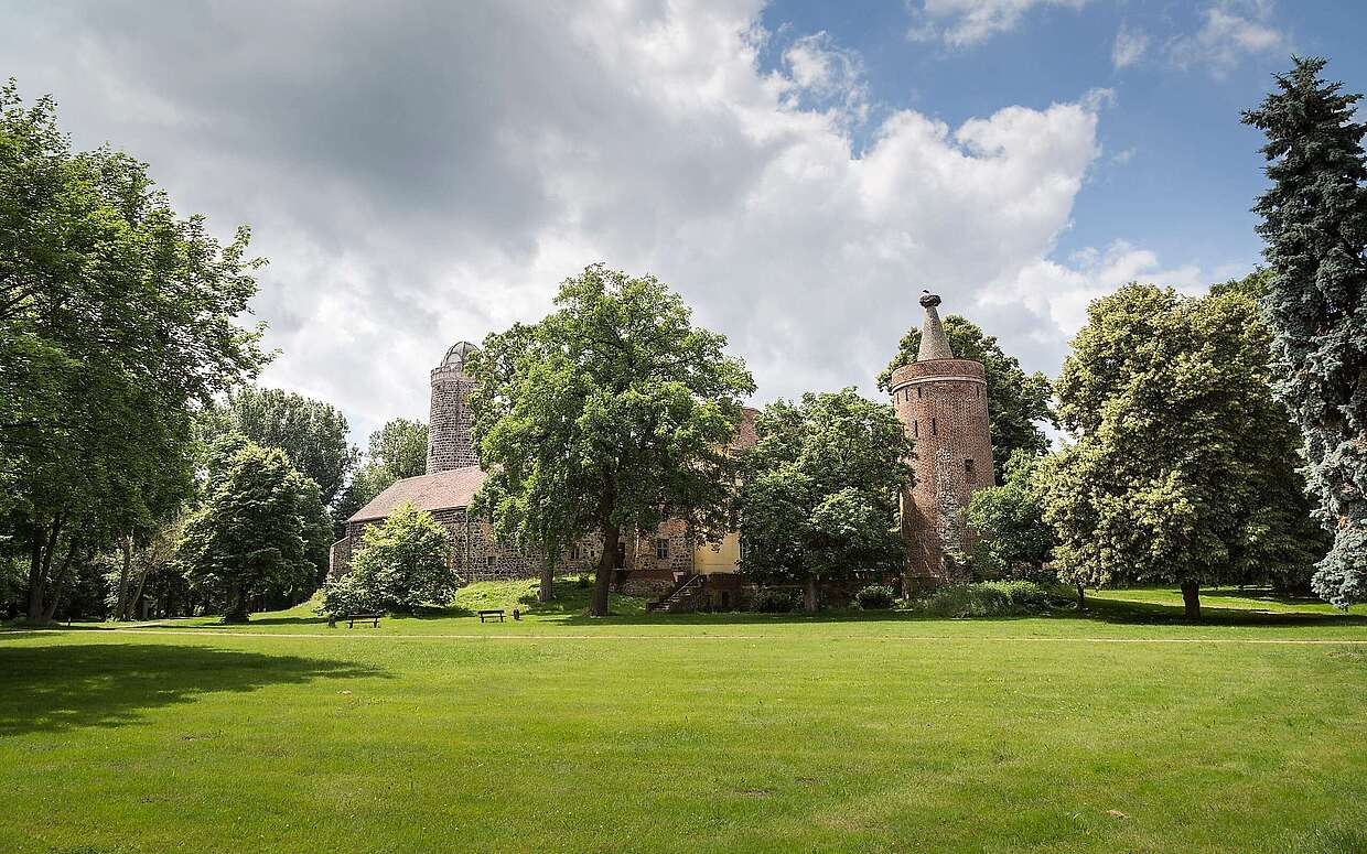 Burg Ziesar mit Grünanlage
