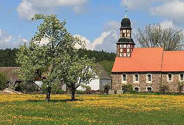 Blick auf die Dorfkirche Raben