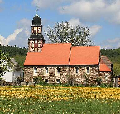 Blick auf die Dorfkirche Raben