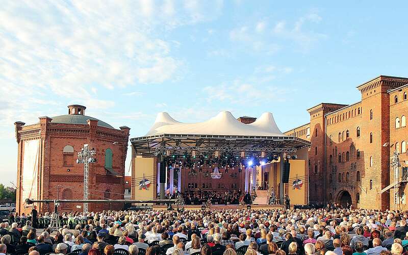 



    
        
                Elblandfestspiele Wittenberge,
            
        
                
                
                    Picture: Ralf Podiebrad
                
            
    
