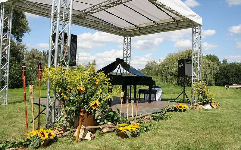 



    
        
                Open-Air-Bühne in Päwesin,
            
        
                Picture: Havelländische Musikfestspiele gGmbH/Timo Fox
            
    
