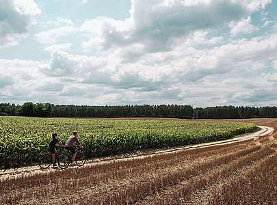 Radtour durch weite Landschaft