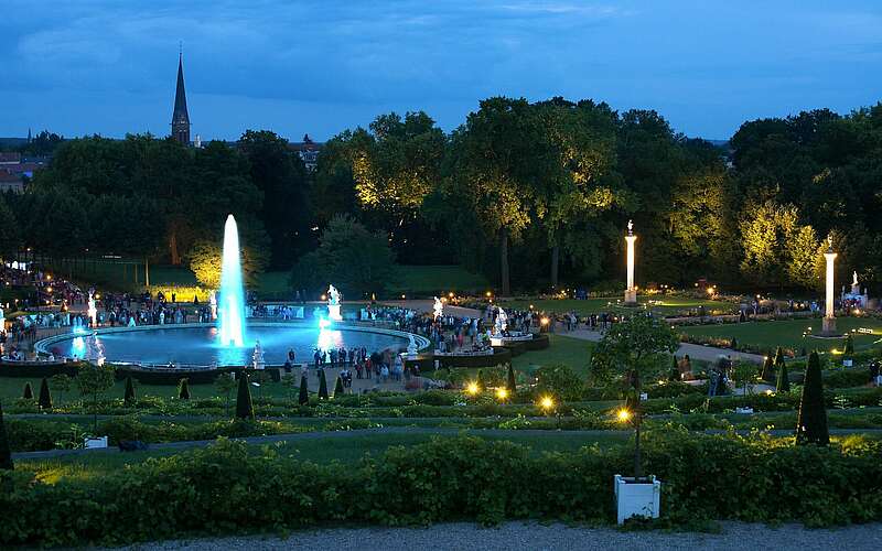 



    
        
                Blick auf die große Fontäne bei der Potsdamer Schlössernacht,
            
        
                Picture: TMB Tourismus-Marketing Brandenburg GmbH/Leo Seidel
            
    
